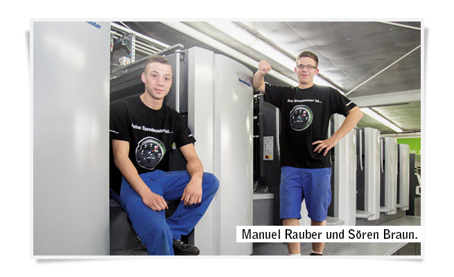 Manuel Rauber (links) und Sören Braun an der Heidelberg Speedmaster SX102 Offsetdruckmaschine