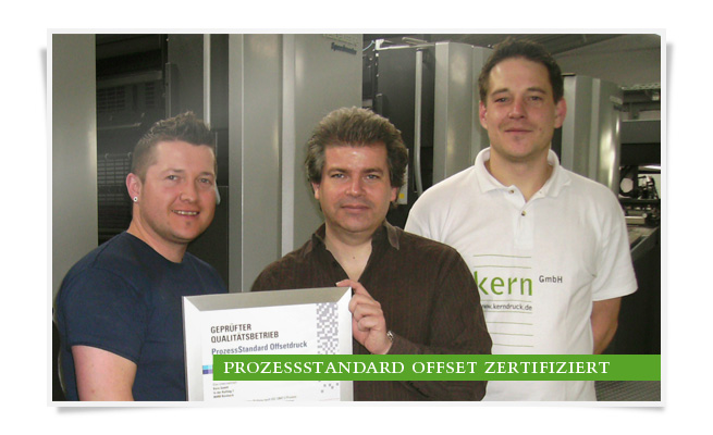 Übergabe des PSO-Zertifikats: Uwe Kuhn (Verantwortlichkeit Druck), Dieter Staab (Druckvorstufenleiter) und Michael Speicher (Planung).